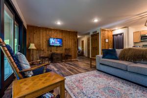 Televisyen dan/atau pusat hiburan di Homestead Cabin