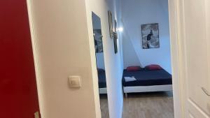 La Celle-sous-GouzonにあるStudio 3 Apartment with Unique Cathedral Viewの小さなベッドが置かれた小さな寝室