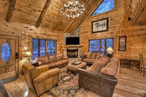 sala de estar con muebles y lámpara de araña. en Lovely Moterop Chalet, en Morzine