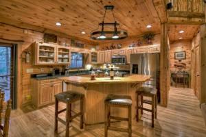 Una cocina con una gran isla con taburetes de bar. en Lovely Moterop Chalet, en Morzine