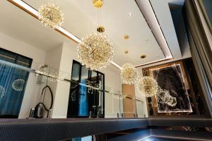un magasin avec des lustres suspendus aux plafonds dans l'établissement 101 Grand Home Poolvilla, 