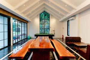 une longue table dans une pièce avec une table de billard dans l'établissement 101 Grand Home Poolvilla,  45 autres photos