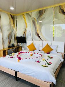 a bedroom with a bed with flowers on it at Fini Palace 