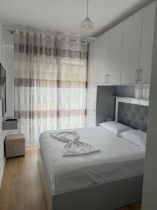 Giường trong phòng chung tại Shehu Apartment +20 ảnh