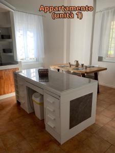 una cucina con isola al centro di una stanza di Casa vacanze Le Rondini a Reggio Emilia Altre 15 foto