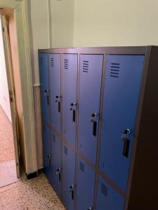 ナポリにあるHostel B&B ALMAのロッカールーム内の青いロッカー