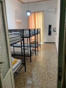 那不勒斯Hostel B&B ALMA的医院病房的走廊,有双层床