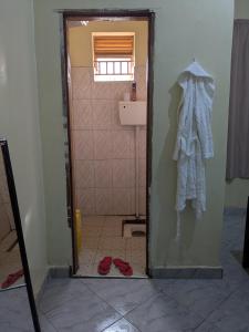 Un baño de Masaka Haven