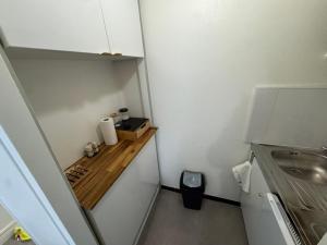 una pequeña cocina con encimera y fregadero en Studio moderne et sécurisé, en Compiègne 3 fotos más