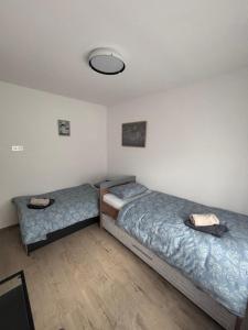two twin beds in a room with a ceiling at Kuća za odmor Husinec in Husinec