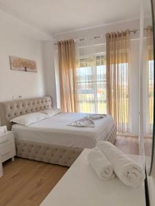 Giường trong phòng chung tại Shehu Apartment