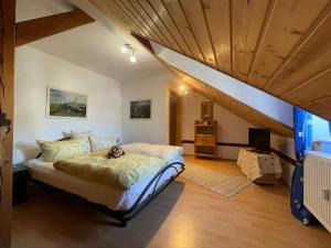 a bedroom with a bed with a dog sitting on it at Schöne Ferienwohnung in Bahnhofsnähe für Urlaub, Studium oder Arbeit in Deggendorf