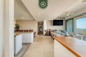 Μια τηλεόραση ή/και κέντρο ψυχαγωγίας στο Luxury 4 BR Condo - Amazing Bay View - Pool