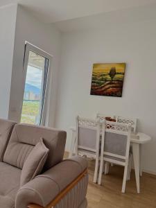 Khu vực ghế ngồi tại Shehu Apartment