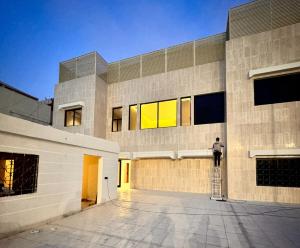 Un hombre parado en una escalera afuera de un edificio. en استديو انيق بحي السليمانيه, en Riad