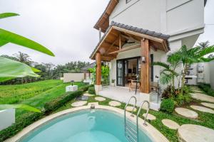 una villa con piscina y una casa en Tranquil Living at Sarang Apartments 4 in Ubud, en Ubud