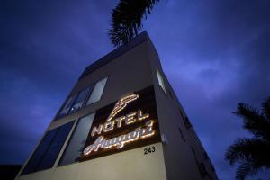 a building with a sign on the side of it at Hotel Araçari in Araçariguama