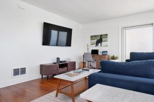 ラグーナ・ビーチにあるLovely Laguna Oceanside Gem!の青いソファとテーブルのあるリビングルーム