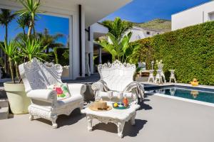 Πισίνα στο ή κοντά στο Elegant Villa With Pool & Jacuzzi