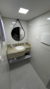 een badkamer met een wastafel en een spiegel bij Loft Firenze - Conforto e Estilo na Serra Gaúcha in Bento Gonçalves