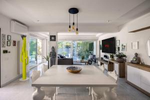 Χώρος καθιστικού στο Elegant Villa With Pool & Jacuzzi