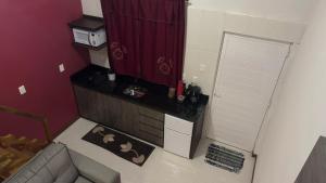 een kleine badkamer met een rood gordijn en een douche bij Loft Firenze - Conforto e Estilo na Serra Gaúcha in Bento Gonçalves +5 foto's