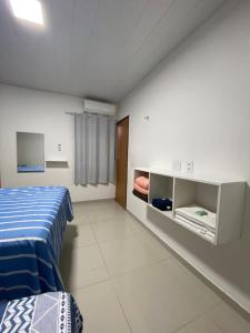 En eller flere senge i et værelse på Functional and well-located COP30 apartment