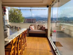 クエンカにあるHilltopBellavista Suite Oneのリビングルーム(ソファ付)、バルコニー