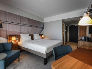 Giường trong phòng chung tại Novotel Regensburg Zentrum +130 ảnh