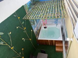 Una vista aérea de una piscina en una casa. en FULL HOUSE CON JACUZZI y ZONA BBQ, en El Colegio 2 fotos más