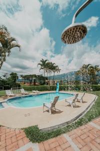 カラルカにあるFinca Hotel La Cabañitaのスイミングプール(椅子、照明付) +42枚の写真