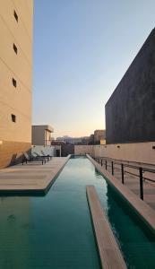 a pool of green water between two buildings at Studio espaço Bom Retiro in Sao Paulo