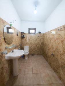 un baño con lavabo e inodoro en Bliss Villa-Mirissa, en Kamburugamuwa