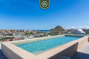 Bazén v ubytování Amazing Studio - Terrace with the Marina View nebo v jeho okolí