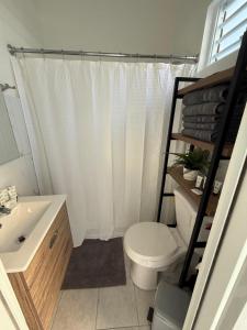 Ένα μπάνιο στο House with pool and close to everything +2 φωτογραφίες