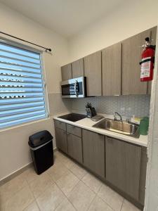 Η κουζίνα ή μικρή κουζίνα στο House with pool and close to everything