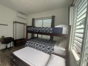 Ένα ή περισσότερα κρεβάτια σε δωμάτιο στο House with pool and close to everything