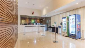 a lobby with a bar in the middle of a building at Fusion Hplus Express + in Brasília