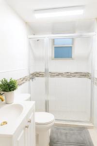 ユニオンシティにあるCozy 1-Bedroom Walkout Apt with Private Entryのトイレとシャワー付きの白いバスルーム