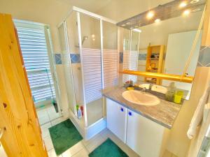 Et badeværelse på Appartement - Vue mer et montagne + 8 billeder