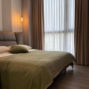 a bedroom with a bed with a large window at 木光寓斗六全新電梯公寓含有客廳 in Douliu
