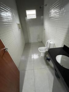 une salle de bain avec toilettes et lavabo dans l'établissement Casa Linda Barrerinhas - Ma, à Barreirinhas