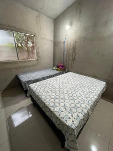 - une chambre avec 2 lits dans une chambre avec une fenêtre dans l'établissement Casa Linda Barrerinhas - Ma, à Barreirinhas