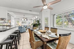 シエスタ・キーにあるVilla Champagne - 5322のダイニングルーム、キッチン(テーブル、椅子付)