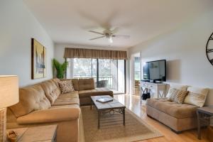 セント・ピーターズバーグにあるIsla Del Sol Condo about 2 Miles to St Pete Beach!のソファとテレビのあるリビングルーム