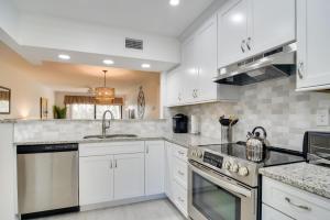 セント・ピーターズバーグにあるIsla Del Sol Condo about 2 Miles to St Pete Beach!の白いキャビネットとシンクのあるキッチン