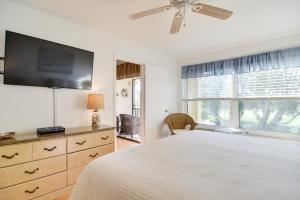 セント・ピーターズバーグにあるIsla Del Sol Condo about 2 Miles to St Pete Beach!のベッドと薄型テレビのある寝室 +23枚の写真