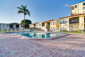 セント・ピーターズバーグにあるIsla Del Sol Condo about 2 Miles to St Pete Beach!のヤシの木がある建物の前のスイミングプール