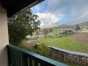 Cảnh núi rừng hoặc tầm nhìn ra núi từ căn hộ