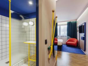 マドリードにあるIbis Styles Madrid City Las Ventasの黄色と青の天井と赤い椅子のある部屋 +125枚の写真
